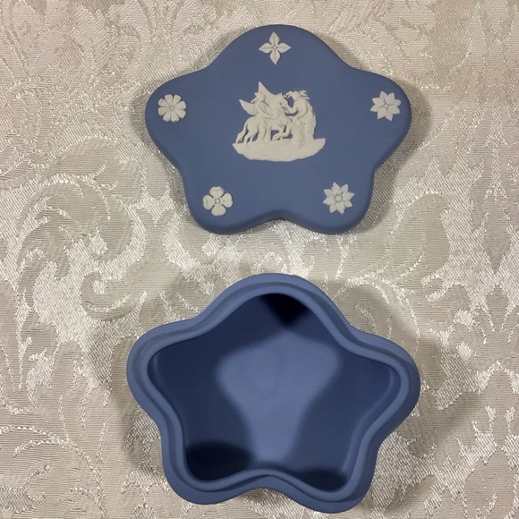 Vintage Wedgwood Blue Jasperware Trinket Box - Picture 9 of 10